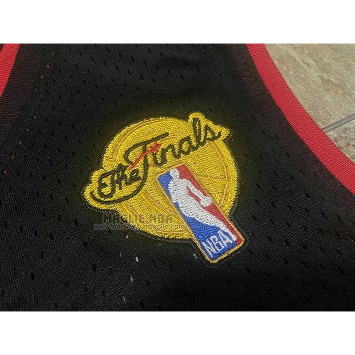 Maglia
 Dwyane Wade NO 3 Miami Heat Mitchell & Ness Autentico
 2012-13 Nero
